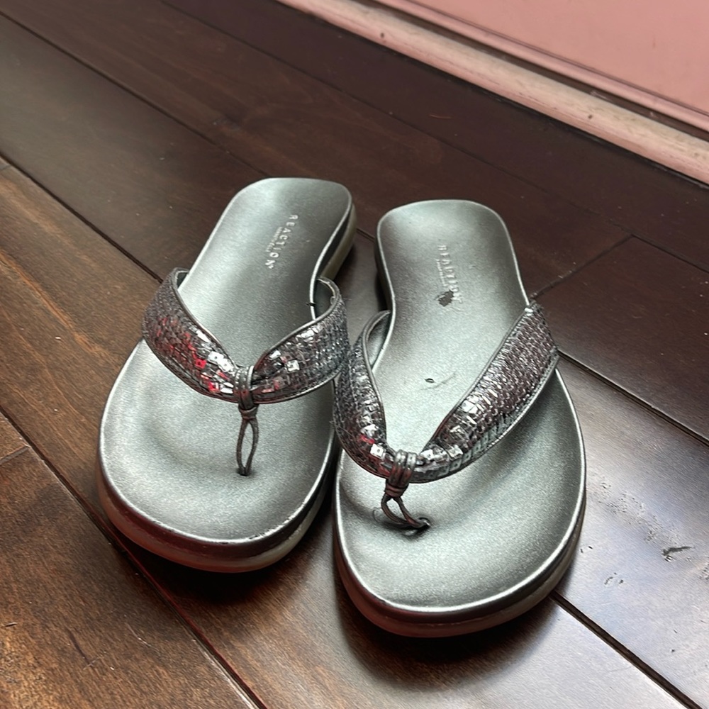 Women’s Kenneth Cole Reaction Silver Sandals, size 7